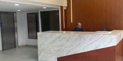 Oficina en arriendo en la Carolina frente a Unicentro, tiene dos oficinas privadas y un baño exterior con linda vista, esquinera e iluminada. Tiene batería de baños en cada piso, planta eléctrica con suplencia total y celaduría 24/7.