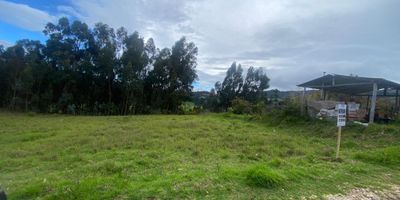 Atos Inmobiliaria ofrece en venta un lote ubicado en Oicatá, con una excelente área de 1.690 metros cuadrados. Cuenta con 21,36 metros de frente y 79 metros de fondo, ideal para desarrollar el proyecto que tienes en mente, ya sea de vivienda, inversión o uso agropecuario. Situado en un municipio cercano a las principales ciudades del departamento, ofrece fácil acceso y está rodeado de naturaleza, lo que lo convierte en un entorno tranquilo y privilegiado. ¡No dejes pasar esta oportunidad! Contáctanos y agenda tu cita hoy mismo.