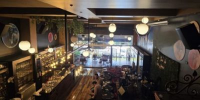 Codigo 9139FR161. En venta espectacular y amplio local comercial en una de las zonas más exclusivas de Bogotá, a solo media cuadra del Parque de la 93. Su excelente ubicación garantiza una alta afluencia de peatones y vehículos, rodeado de oficinas, comercios y una vibrante oferta gastronómica. El local cuenta con 142 m² de área privada, un mezanine de 43 m² y una terraza de 31 m², por la cual se paga un usufructo adicional de $620.000 mensuales. Dispone de dos baños grandes, dos garajes, pisos laminados y excelente iluminación natural, creando un ambiente ideal para cualquier tipo de negocio. Actualmente, el local se encuentra arrendado con el mismo inquilino desde hace varios años, generando un ingreso mensual de $20.000.000, lo que lo convierte en una excelente inversión. Sin embargo, si el comprador lo requiere, el local puede entregarse desocupado. Una oportunidad única para establecer un restaurante, tienda de lujo o cualquier otro negocio en una de las zonas más dinámicas y exclusivas de la ciudad. ¡Contáctanos para más información y agenda tu visita!
