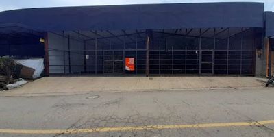 Se arrienda amplio local ideal para uso como taller automotriz, estratégicamente ubicado a tan solo 200 metros de la autopista Medellín-Bogotá, en el municipio de Guarne. El local está ubicado en una amplia zona comercial de alto flujo peatonal y vehicular, lo que garantiza una excelente visibilidad y accesibilidad para su negocio. Características del inmueble. Área total 125 m. Altura 6 metros. Guaje 9,60 metros. 2 puertas corredizas.1 baño, 1 orinal y 1 lavatrapero. Contadores de luz y agua independientes. Canon mensual $4.000.000 COP. Para mayor información o agendar una visita, comuníquese al número de contacto.