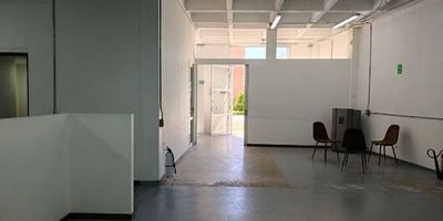 Excelente bodega para arrendar en Rionegro cerca del aeropuerto, con un área total de 213m2 distribuidos en 2 niveles, cuenta con muy buenas divisiones para oficinas y recepción, excelentes acabados, cuenta con energía trifásica 30 KVA, piso reforzado 5Ton, red contra incendios, cocineta, parqueadero para visitantes con capacidad para 3 vehículos, unidad cerrada, excelente oportunidad para el desarrollo o impulso de tu empresa.$ 10.000.000