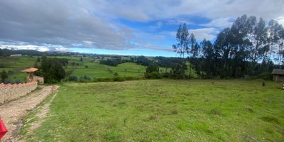 Atos Inmobiliaria ofrece en venta un lote ubicado en Oicatá, con una excelente área de 1.690 metros cuadrados. Cuenta con 21,36 metros de frente y 79 metros de fondo, ideal para desarrollar el proyecto que tienes en mente, ya sea de vivienda, inversión o uso agropecuario. Situado en un municipio cercano a las principales ciudades del departamento, ofrece fácil acceso y está rodeado de naturaleza, lo que lo convierte en un entorno tranquilo y privilegiado. ¡No dejes pasar esta oportunidad! Contáctanos y agenda tu cita hoy mismo.