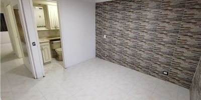 ¡Apartamento en Venta en Arboleda, Manizales! ??

Vive con tranquilidad y confort en una de las zonas más exclusivas de la ciudad. Este apartamento es perfecto para quienes buscan un hogar amplio, bien ubicado y con excelente entorno.

Ambientes Amplios y Funcionales:
Cuenta con sala comedor, cocina, patio de ropas, baño social y 3 habitaciones, una de ellas con baño privado. Incluye clósets, calentador y acabados en cerámica. Además, tiene parqueadero descubierto.

Conjunto Cerrado y Seguro:
Ubicado en urbanización con portería, zonas verdes, vigilancia y sala de usos múltiples. Acceso para discapacitados y entorno residencial ideal para la vida familiar.

Ubicación Privilegiada:
Cerca de centros comerciales, colegios, universidades, parques y centros médicos. Fácil acceso a transporte público y vías principales.

¡Una gran oportunidad para vivir cómodo y seguro en Arboleda! Contáctanos y agenda tu visita.



 
