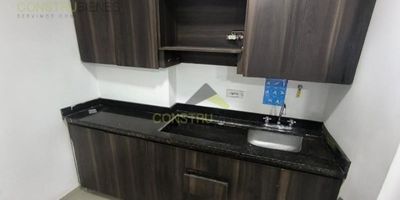 Local en Arriendo – Frente a la Alcaldía de Sabaneta y Aves María¿Buscas visibilidad y ubicación estratégica? Este local comercial de 40m², ubicado en un mall justo frente a la Alcaldía de Sabaneta y al centro comercial Aves María, es ideal para emprender o expandir tu negocio en una zona de alto flujo peatonal.Área: 40 m²Piso en porcelanatoPuerta en vidrio templadoExcelente exposición comercialCanon de arrendamiento + IVAPerfecto para pequeños comercios, servicios, boutique o atención al público.¿Te interesa? Contáctanos para más información y agenda tu visita. ¡No dejes pasar esta oportunidad!