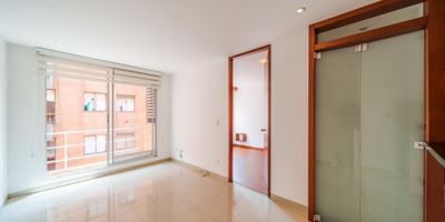 Hermoso apartaestudio con excelente iluminación natural ubicado en La Calleja Baja, se encuentra en un tercer piso lateral. Cuenta con una habitación cerrada con baño, cocina abierta, balcón en la zona social, espacio para lavadora, dos parqueaderos en linea.