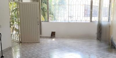 ¡Amplio y luminoso apartamento en arriendo en el corazón de Florida Nueva, Medellín!

Disfruta de un cómodo apartamento de 120 m² ubicado en una zona estratégica de la ciudad. Este inmueble en segundo piso te ofrece espacios generosos y funcionales, perfectos para vivir con total comodidad.

Cuenta con:

3 habitaciones bien distribuidas.

2 baños de excelente tamaño.

Sala-comedor muy amplia, ideal para compartir en familia o con amigos.

Cocina semi integral con red de gas.

Zona de ropas independiente y patio, que brindan mayor ventilación e iluminación natural.

Gracias a su ubicación en Florida Nueva, tendrás acceso rápido a vías principales, transporte público y todos los servicios que necesitas a pocos minutos.

¡No dejes pasar esta oportunidad de vivir en un espacio amplio, bien ubicado y con excelente iluminación!

¡City Raíz busca su tranquilidad! - Código:
Contáctanos por WhatsApp al 310 840 1461 o llamándonos al 604 411 7372
www.cityraiz.com