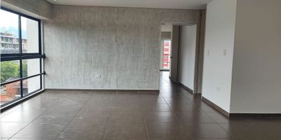 Este imponente apartamento se encuentra ubicado en la hermosa y pujante ciudad de Pereira, en el departamento de Risaralda. Con un área construida de 82 mts, esta propiedad se presenta como una excelente opción para aquellos que buscan comodidad, tranquilidad y calidad de vida. Con sus 2 amplias alcobas, este apartamento es ideal para parejas, familias pequeñas o incluso personas que buscan un espacio adicional para el trabajo desde casa. Además, cuenta con 2 baños completos, uno de ellos en la habitación principal, lo que garantiza privacidad y comodidad para todos sus habitantes. Uno de los grandes beneficios de este apartamento es que admite mascotas, por lo que no tendrás que preocuparte por dejar a tu fiel compañero fuera de casa. También cuenta con una portería y recepción para garantizar la mejor atención y vigilancia para tu tranquilidad y la de tu familia. Además, el transporte público está a pocos pasos, lo que te permitirá moverte con facilidad por la ciudad. Igualmente la propiedad cuenta con un cuarto útil. En resumen, este apartamento en Pereira es una excelente opción para aquellos que buscan una propiedad que combine comodidad, seguridad y ubicación estratégica. ¡No esperes más y contáctanos para agendar una visita!
