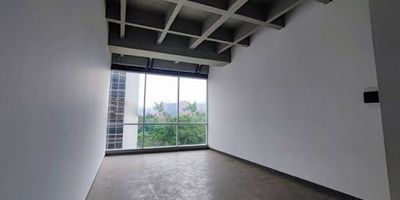 Oficina en moderno edificio ubicado a una cuadra del Club Campestre, tiene excelentes acabados, tiene aire acondicionado, un parqueadero privado, también parqueadero para visitantes, está ubicada sobre la Av Poblado, con muy buen transporte público como rutas de buses y aproximadamente a 10 minutos caminando de la estación del Metro Aguacatala, también está cerca de centros comerciales con entidades financieras. El edificio cuenta con auditorio, zona para trabajadores y vigilancia 24 horas. 