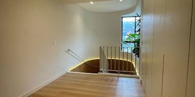 Apartamento en venta en la tomatera, el poblado. cuenta con 320 m² distribuidos en salón y comedor independientes, cocina integral abierta con gas de red, cinco baños, tres habitaciones, baño y alcoba de servicio. tiene pisos en madera laminada, balcón y garaje con capacidad para cinco vehículos, además de cuarto útil. ubicado en edificio con portería las 24 horas y acceso a diferentes zonas comunes, tales como ascensor y zonas verdes. Código de Abad Faciolince APA8780. Asesor Luis Guillermo Giraldo 3127572036.