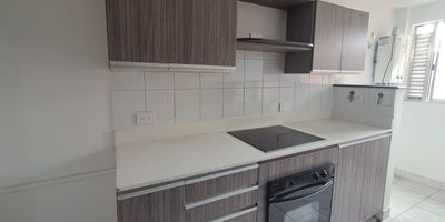 Este amplio apartamento de 99 metros cuadrados, está ubicado en El Poblado, Medellín, en una zona residencial estratégica cerca de la Av. Las Palmas, con excelente acceso a transporte y servicios. 
Cuenta con tres habitaciones, dos baños (uno en la habitación principal y otro social), tres closets, sala comedor, cocina integral, zona de ropas, biblioteca o estudio, espacio para sala de TV, balcón, parqueadero y cuarto útil.
La unidad ofrece portería permanente, salón social, piscina, juegos infantiles, zonas verdes y cancha polideportiva. Es una excelente oportunidad para quienes buscan comodidad, ubicación privilegiada y amplios espacios.
¡Contáctanos al 3012021300 para programar una visita y descubre más sobre esta increíble propiedad!