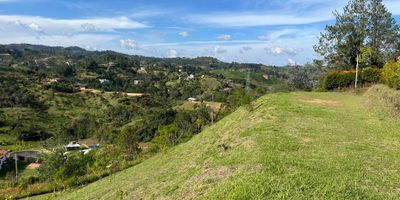 Lote en VENTA con topografía quebrada.