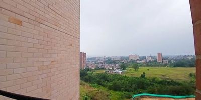 Apartamento en arriendo ubicado en una excelente zona de Rionegro, cerca de colegios, universidades, centros comerciales, etc. la unidad cuenta con zonas sociales a disposición de todos los residentes, con una hermosa vista a zona verde, portería y vigilancia 24/7. Código Abad Faciolince APA8778 Asesora Alejandra Gutiérrez  3174292454