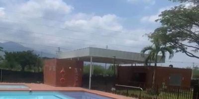 Descubre este encantador APARTAMENTO ubicado en una zona privilegiada. Con 3 habitaciones y 2 baños, este hogar ofrece comodidad y funcionalidad para toda la familia. Con 64 metros cuadrados, cada espacio ha sido cuidadosamente diseñado para maximizar el confort y la armonía. Además, cuenta con 1 parqueadero para tu conveniencia. No pierdas la oportunidad de vivir en este lugar único que te brindará la calidad de vida que mereces. ¡Contáctanos para más información y agenda tu visita! Contacto Maria C 320-5792694