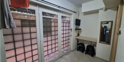 Aparta estudio amoblado en arriendo, de aproximadamente 30 metros cuadrados, tiene una habitación con closet, un baño, cocina semi integral con red de gas. 

Incvluye televisor, cama, nevera, lavadora, microondas, entre otros.

Cerca de la estación San Javier.
