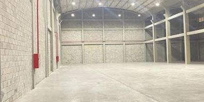 Bodega en parque Industrial área total 1.081 metros cuadrados, área libre a triple altura de bodega 1.000 metros cuadrados,  área de oficinas de 81 metros cuadrados, más área de maniobra de 324 metros de zonas de parqueo , Bodega en Triple Altura, con 1  muelles de cargue y descargue, 1 puertas a Nivel,  Capacidad de energía de 45 kwa. se puede arrendar con estantería de 1.632 posiciones valor adicional. 