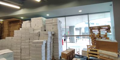 Local en Centro Ejecutivo con ubicacion estrategica cerca de la Avenida Regional y a pocos metros de la estacion Sabaneta del metro, lo que garantiza excelente conectividad y alto flujo peatonal. Cuenta con dos ingresos y dos salidas, lo que permite mayor comodidad, funcionalidad y facilidad de acceso tanto para clientes como para personal. Ideal para negocios que buscan visibilidad, accesibilidad y versatilidad en una zona de crecimiento comercial. Canon $6.500.000 IVA $1.235.000 Administracion $1.056.000