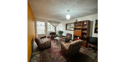 ? Excelente Casa Multifamiliar – Ideal para Inversión o Renta

Casa amplia y funcional con ubicación estratégica cerca de la zona industrial, perfecta para vivir, invertir o generar renta por niveles. Cuenta con excelente conectividad vial y de transporte, y está rodeada de importantes puntos de referencia.

? Ubicación destacada:


 
 Cerca de la Av. Boyacá, Av. 68 y Autopista Sur
 
 
 A pocos minutos de Alkosto Venecia, empresa Cominos El Rey y empresa Koala
 
 
 Transporte público cercano
 
 
 A corta distancia de la Estación de TransMilenio Venecia
 


? Primer Piso:


 
 Parqueadero
 
 
 Espacio adaptable como local comercial
 
 
 Sala-comedor
 
 
 Cocina
 
 
 Baño completo
 
 
 2 habitaciones
 
 
 Hall que puede funcionar como sala auxiliar o área de trabajo
 


? Segundo Piso:


 
 Cocina adicional
 
 
 2 baños completos
 
 
 Patio compartido con el primer piso
 
 
 4 habitaciones
 
 
 Hall
 
 
 Sala-comedor amplia
 


? Tercer Piso:


 
 Terraza
 
 
 Cocina con fogón de leña
 
 
 Baño completo
 
 
 2 habitaciones
 
 
 Sala-comedor
 
 
 Área en obra gris con muros levantados, ideal para transformar en un apartamento tipo dúplex entre el tercer y cuarto piso, con una inversión moderada para su adecuación
 


Una propiedad con alto potencial de valorización gracias a su diseño versátil, ubicación privilegiada y amplios espacios para múltiples usos o renta.
