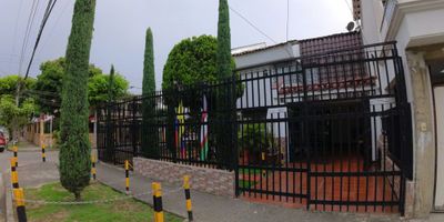 Esta propiedad representa una excelente oportunidad para inversionistas con visión. Ubicada en una zona urbana con alta conectividad y servicios cercanos, ofrece el potencial ideal para desarrollar un proyecto habitacional atractivo o una remodelación con alto retorno. La construcción de un nivel cuenta con una base estructural sólida y espacios generosos, listos para ser transformados. El inmueble incluye áreas funcionales como sala, comedor, cocina, recámaras y un baño, con buena ventilación e iluminación natural. Su distribución permite múltiples configuraciones, ideales para rediseñar y modernizar de acuerdo con las tendencias del mercado. Es una propiedad que conserva condiciones habitables, lo que facilita una renovación progresiva o por etapas. El terreno brinda espacio adicional en patio o jardín, perfecto para ampliaciones, áreas verdes o incluso una cochera. Ideal para quien busca renovar y rentabilizar