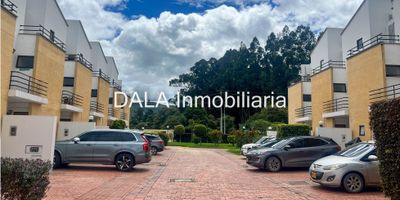 DALA Inmobiliaria vende acogedora casa en conjunto cerrado con todas las comodidades que necesitas. Consta de tres habitaciones donde la principal destaca por su terraza, las dos auxiliares comparten baño, cuenta con un baño social, disfruta de ambientes independientes en la sala y el comedor,  un estudio, cocina integral,  zona de ropas independiente, patio, parqueadero para dos vehículos, El conjunto residencial cuenta con club house: gimnasio, piscina climatizada, zonas húmedas, parques infantiles, área para mascotas, sendero ecológico, cancha múltiple, dos canchas de tenis en polvo de ladrillo, zona bbq, 24.000 metros de zona verde, vigilancia 24 horas que garantiza seguridad y  tranquilidad en tu hogar, No pierdas la oportunidad de vivir cerca de centros comerciales y zonas bancarias, donde encontrarás todo lo que necesitas a pocos minutos de distancia, Si estás buscando inmobiliarias en Chía, somos tu mejor opción. También manejamos Bienes Inmuebles en Cajicá y Cota, cod 1882 A-S
