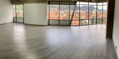 Se vende hermosa oficina, cuenta con un área de 69 m², piso laminado, cableado estructurado, moderna iluminación, 1 oficina privada con división en vidrio, 1 cuarto técnico o archivo, edificio inteligente, altos estandares de calidad.
