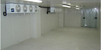 ? Bodega en Arriendo – Álamos, Bogotá

Área total terreno: 785 m²
Área construida: 1.875 m²
Distribuida en cinco niveles – ideal para operaciones industriales, logísticas o almacenamiento.

? Distribución por Pisos

? Primer Piso (547 m² aprox):


 
 Bodega a doble altura en dos alas con cubierta en arco sin serchas:

 
  
  Ala sur: 157 m² aprox, con local hacia la calle (altura de 4.90 m a 7.60 m)
  
  
  Ala norte: 138 m² aprox (altura de 4.90 m a 7.60 m)
  
  
  Área central: 84 m²
  
  
  Área de cargue: 29 m²
  
  
  Cuarto de aseo: 18 m² aprox
  
  
  Shut de basuras: 4.3 m² aprox
  
  
  2 cuartos fríos:

  
   
   Cuarto 1: 44.2 m² – Capacidad: 86.19 m³
   
   
   Cuarto 2: 40.04 m² – Capacidad: 78.08 m³
   
  
  
 
 


? Segundo Piso:


 
 2 baterías de baños y vestieres para empleados
 
 
 Tanque de agua (capacidad 19 m³)
 
 
 Cuarto de máquinas
 
 
 Bomba eyectora
 
 
 Red básica contra incendios
 


? Tercer Piso (180 m² aprox):


 
 Oficinas actualmente usadas como bodega de almacenamiento
 


? Cuarto Piso (180 m² aprox):


 
 Bodega de almacenamiento
 


? Quinto Piso:


 
 Cafetería y comedor para empleados
 


? La planta cuenta con dos huecos estructurados para instalar ascensores de carga hacia el tercer y cuarto piso.

?‍? Área Administrativa

? Primer Piso:


 
 Recepción principal
 


? Segundo Piso:


 
 Oficina independiente (costado norte)
 
 
 Oficina independiente (costado sur)
 
 
 Área de sistemas, central telefónica y alarma
 


? Tercer Piso:


 
 Cafetería
 
 
 4 oficinas independientes
 
 
 2 baños
 
 
 Cuarto de aseo
 


? Cuarto Piso:


 
 3 oficinas independientes
 
 
 2 baños
 


? Parqueaderos Privados: 6

? Tiempo desde última remodelación: 12 años
? Gas natural: No solicitado
? Seguridad:


 
 Alarma monitoreada por G4S Technology Colombia S.A.
 
 
 CCTV: 16 cámaras IP instaladas
 


? Dotación Opcional Disponible:


