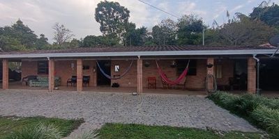 Ubicada en la Vereda Otramina en Titiribí en el Suroeste Antioqueño.
A 4 km ó 15 minutos del parque de Titiribí. A 60 km ó 2 horas de Medellín.
Área: 2,2 cuadras /  14.000 m².
Área construida: 240 m².
Altura 1.610 msnm.
Topografía muy plana.
Casa principal de 4 alcobas + 2 baños + sala comedor + cocina abierta + zona de ropas + corredor amplio + parqueadero cubierto para 2 carros.
Casa mayordomo.
Jacuzzi.
2 derechos de agua veredal.
Perrera.
Tanque de agua de 1.000 y otro de 2.000 litros.
Árboles frutales como naranja, limón, guanabana, mandarina y aguacate.
Dueño hace 10 años.

Notas importantes:
La propiedad sólo está para la VENTA, no se arrienda.
El propietario puede modificar el precio en cualquier momento, por lo tanto, es probable que al validar la disponibilidad, éste haya variado en algo.
El propietario garantiza la tradición y los documentos del inmueble.