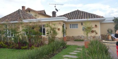 Descubre la elegancia y comodidad en esta impresionante casa campestre de 380 metros cuadrados. Con 3 habitaciones y 4 baños, cada espacio ha sido cuidadosamente diseñado para brindar confort y estilo. Los 4 parqueaderos ofrecen conveniencia para ti y tus invitados. Disfruta de la tranquilidad y belleza de la naturaleza que rodea esta propiedad. ¡Haz de esta casa tu refugio perfecto lejos del bullicio de la ciudad!

Casa campestre ubicada en la vereda Bojaca , al frente de las canchas del colegio Maryland, amplia zona verde donde permite sentir la naturaleza, cómodas vías de acceso y tranquilidad para vivir.
