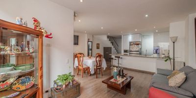 Moderno apartamento duplex ubicado a pocas cuadras de la estación de Transmilenio Alcalá. El apartamento cuenta en su primer piso con sala comedor en un ambiente, balcón, baño social. Cocina abierta tipo americano y zona de lavandería independiente. En el segundo piso cuenta con habitación principal con baño y walk-in closet, habitación auxiliar, baño auxiliar completo, amplio estudio. El apartamento cuenta con dos parqueaderos y depósito. El edificio edificio tiene vigilancia 24 horas, salón comunal y parqueadero de visitantes.