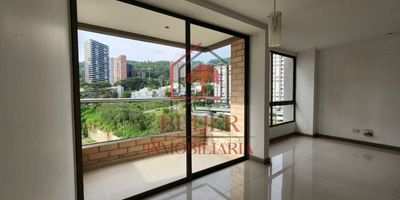 ARRIENDO DE APARTAMENTO EN ALTOS DE PALMA – EL POBLADOSe renta hermoso apartamento con un área de 67 m². Cuenta con 2 habitaciones, 2 baños, sala-comedor, cocina integral con barra americana, zona de ropa, balcón, estudio, 1 cuarto útil y parqueadero doble cubierto. Ubicado en una zona exclusiva con fácil acceso a transporte público y cercanía a centros comerciales y otros servicios.Agenda tu cita al 301-773-45-81.