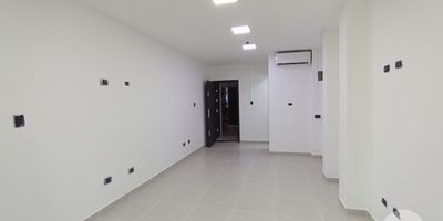 Se Arrienda Local Comercial – Excelente Ubicación en BelloSe ofrece en arriendo local de 25 metros cuadrados, estratégicamente ubicado a solo una cuadra del parque principal de Bello, sobre la vía principal, en una zona de alto flujo peatonal y vehicular, reconocida por su actividad comercial.
 Ubicación privilegiada:A pocos metros de entidades bancarias como Banco Caja Social y DaviviendaCercano a la iglesia principal de BelloCerca del reconocido almacén Media Naranja Características del inmueble:Área total: 25 m²Baño privadoAire acondicionadoRed de gas Sala de espera Opción para instalación de cocineta