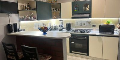 Excelente Casa disponible para la venta, ubicada en excelente sector de Rionegro, cuenta con 3 alcobas, 3 baños, 2 closets, 2 patios, sala, comedor, cocina integral, baño amplio con vestier y bañera y cuenta con parqueadero doble cubierto. Sector de alta valorización. Ideal para invertir!