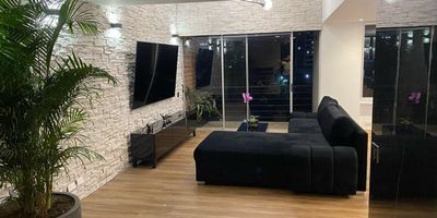 Hermoso apartamento tipo Penthouse totalmente remodelado con 175 mtrs mas 60 de terraza cuenta con 2 habitaciones cada una con baño privado y closet, baño social, sala comedor, cocinca integral, terraza con piso de goma y jacuzzi privado, dos parqueaderos lineales, cuart util,camara de vigilancia privada en el apartamento con un valor de venta de $2.200.000.000