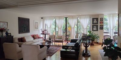 Apartamento en venta en unidad cerrada ubicada cerca a centros comerciales, parques principales, iglesias, una gran variedad de servicios complementarios, con fácil acceso y salida a vías principales y rutas de transporte público. Cuenta con piso en madera, sala y comedor independientes, biblioteca, estar de tv, 4 alcobas con vestier y baño en la principal, baño social, tina, cocina integral cerrada, alcoba y baño de servicio, cuarto útil, zona de ropas y parqueaderos paralelos cubiertos.  El conjunto cuenta con ascensor, vigilancia y portería 24 horas y circuito cerrado de tv.Inmuebles sujetos a verificación de disponibilidad