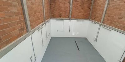 Excelente bodega para arrendar en Rionegro cerca del aeropuerto, con un área total de 174m2, cuenta con energía trifásica 30 KVA, piso reforzado 5Ton, 10 mtrs de altura , red contra incendios, cocineta, parqueadero para visitantes con capacidad para 3 vehículos, unidad cerrada, excelente oportunidad para el desarrollo o impulso de tu empresa.$ 8.000.000 mas IVA