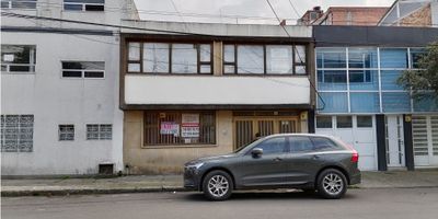 CODIGO 9149FR792 Se vende casa de tres pisos en el Barrio de Once de Noviembre; la casa dispone de Sala/comedor, Cocina amplia, baño auxiliar debajo de escalera, zona de ropas y habitación de servicio con su respectivo baño, además de un gran patio trasero. En el segundo piso se encuentran cuatro habitaciones y dos baños; y en el tercer piso una habitación con su baño y un pequeño cuarto de almacenaje; también cuenta con un garaje cubierto. La casa se encuentra ubicada en un barrio central y muy comercial, por lo que es muy atractiva para oficinas, ciertos tipos de comercio e instituciones; tiene a menos de 10 minutos caminando transmilenio, supermercados y otros locales. A futuro está el proyecto de Alameda entre parques que conectará y creará zonas verdes importantes en el sector. Precio negociable. Se aceptan propuestas de constructoras.
