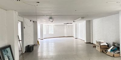 Bodega independiente en arriendo  y venta ubicada en un sector muy central, con fácil  acceso a vías principales, rutas de transporte público, cerca a parques, restaurantes, supermercados y una gran oferta de servicios complementarios de la zona. Cuenta con piso en mortero, 5 niveles, 6 espacios, baños, cocineta, cableado de red, aire acondicionado privado, piso reforzado con capacidad de 1tn, energía trifásica, 75KVA, transformador, puerta camion 3m de altura 2,5m de ancho, altura interna de 2,8m., zona de carga, malacate, area de oficinas, red de gas, puerta contra fuego y parqueaderos independientes. Cuenta ademas con bahía de parqueo, parking visitantes sin costo y circuito cerrado de tv. Inmuebles sujetos a verificación de disponibilidad