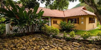 Casa en conjunto cerrado Condominio Entre Puentes, Piscina Privada. Vigilancia veinticuatro horas, Sede Social Principal con parque infantil, Piscina, Campo de Golf nueve hoyos. Tres Canchas de Tenis una iluminada, cancha de Microfutbol, cancha de Voleibol, senderos Peatonales, y Avistamiento de Aves, cocina remodelada