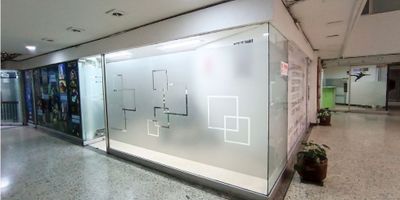 CODIGO 915FR0516 Se vende Oficina duplex, en una excelente zona comercial y de valorización; la oficina cuenta con escalera interna y división de paneles en el segundo piso. Cuenta con todo las instalaciones y comodidades para llevar a cabo la actividad económica deseada, además de contar con locales comerciales que prestan servicios complementarios. La zona se caracteriza por ser de un alto impacto comercial y tradicional, cercano a centros comerciales, turísticos y educativos; conectado a vías principales como la Carrera 13, Avenida Caracas, Carrera 7, Calle 53 y 63.
