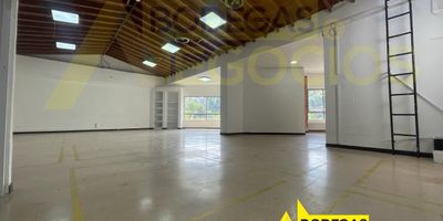 Bodega ubicada en el sector la Aguacatala, tres niveles, cerca estación del metro, muy buena ubicación con parqueaderos y vitrina comercial, piso en baldosa, 1er piso 157 mts, 2do piso 157 mts, piso 3 de 150 mts, energía trifásica 30 kva, malacate de karga. 