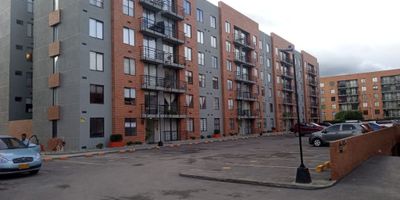 Lindo apartamento, cuenta con tres alcobas, baño en la alcoba principal y closet, baño auxiliar completo para las alcobas auxiliares. La sala y el comedor se encuentran en un mismo ambiente, estufa y calentador a gas, zona de lavandería, pisos en laminado y vista interior. Está ubicado en un conjunto que ofrece salón comunal, juegos, parque infantil, gimnasio, vigilancia  24 horas, parqueadero comunal, bicicletero, Área construida 62 mts, Ubicado cerca a centros comerciales y vías principales.