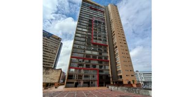 CODIGO 9150FR518 Se vende Oficina  con dos ambientes y dos baños, ubicado en una muy buena zona comercial y de valorización; la oficina cuenta con cocineta oculta e iluminación natural; y también con un parqueadero doble con servidumbre. Cuenta con todo lo necesario para llevar la actividad económica deseada, además de contar con locales comerciales cercanos, restaurantes, universidades, oficinas, bancos; está en pleno corazón del Centro Internacional La zona se caracteriza por ser de un alto impacto comercial, turístico, ejecutivo, bancario; conectado con vías principales, AV Caracas, Carrera 7, Avenida el Dorado, Calle 39, Avenida Circunvalar y recientemente conectado con bicicletas públicas.
