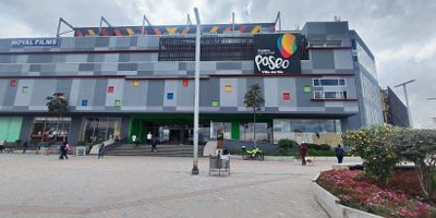 Local ubicado en la zona de Centro comercial paseo villa del rio , un sector,
comercial, cerca a transporte publico, colegio , universidad distrital, centro comercial paseo villa del rio ,
clinica , supermercado olimpica, gimnasio , entidad bancaria Bancolombia, facil acceso a vias
principales). Este sector estrategico es transitado por un alto flujo peatonal y vehicular. El inmueble
cuenta con una excelente distribucion de los espacios, buena iluminacion y ventilacion, ideal para el
crecimiento de la empresa.