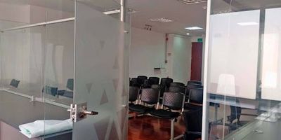 Oficina linda iluminada , 6 estaciones de atención usuarios y sala de espera para publico 24 sillas , un baño ,cocineta ,deposito o archivo, se arrienda amoblada o sin muebles .
