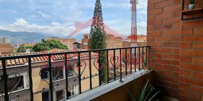 ¡Encuentra tu hogar ideal en Envigado!Presentamos un espectacular apartamento de 84m2, ubicado en el corazón de Envigado barrio Mesa, uno de los barrios más tranquilos y estratégicos de Envigado. 
Con 3 amplias alcobas y 2 baños completos, este apartamento tiene todo lo necesario para que tu familia se sienta cómoda. Además, cuenta con un espacioso salón-comedor y balcón para disfrutar de los mejores momentos del día. 
La cocina integral y mixta, harán las delicias de cualquier chef. También encontrarás 4 grandes closet, piso 5 sin ascensor.
Ubicado a pasos de colegios reconocidos y centros comerciales, podrás realizar todas tus actividades de manera fácil y rápida. El transporte público está a la vuelta, lo que te permitirá movilizarte sin problemas. 
Disfruta de tu espacio privado con parqueadero incluido y seguridad las 24 horas gracias al citófono. Además, podrás traer a tus mascotas sin problemas. El calentador y la zona de lavandería son extras que harán tu estadía aún más cómoda