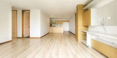 A solo 3 minutos de la Avenida El Poblado, se encuentra este cómodo apartamento de 172 m², un espacio diseñado para quienes buscan amplitud, exclusividad y un entorno residencial de alto nivel. Su distribución funcional, con una terraza privada de 35 m² con techo corredizo motorizado y un balcón amplio en la sala, brinda gran una experiencia de confort para la familia. Diseño y distribución.Zona social de concepto abierto, donde la sala, el comedor y la cocina se integran en un ambiente amplio y luminoso. Balcón espacioso en la sala, ideal para disfrutar de la vista y la ventilación natural. Terraza privada de 35 m², con techo corredizo motorizado para mayor versatilidad. Estudio independiente, perfecto para home office o biblioteca. Habitación principal con dos vestieres y baño privado. Dos habitaciones auxiliares, con clóset y baño compartido. Baño social en la zona común. Alcoba de servicio con baño privado. Dos parqueaderos en sótano y cuarto útil.