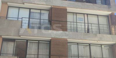 Atos Inmobiliaria te ofrece un moderno apartaestudio en venta con excelente ubicación, a pocos pasos del Centro Comercial Unicentro y del campus de la Universidad Santo Tomás. Este acogedor espacio tipo loft cuenta con una habitación integrada a la sala, cocina integral con zona de ropas, un baño y un balcón perfecto para disfrutar del aire libre, además, cuanta con parqueadero. Tiene un área construida de 40.08 m², de los cuales 32.98 m² corresponden a área privada cubierta, 2.90 m² a área descubierta (balcón), 2 m² a área común de uso exclusivo y 5.10 m² a áreas comunes como muros y ductos. Es una excelente opción tanto para vivir como para invertir. ¡No esperes más, contáctanos y agenda tu cita hoy mismo!