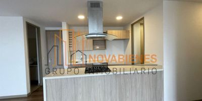 Cuenta con 221 metros aproximadamente, 3 habitaciones, 1 Vestier, 2 closet, closet de linos, 4 baños, cocina integral, red de gas, calentador, zona de ropas, sala comedor, 2 terrazas y 2 parqueaderos.

Zonas Comunes: piscina climatizada, turco, sauna, parque infantil, salón de juegos, salón social, gimnasio, zona para mascotas, zonas verdes, parqueadero de visitantes y portería 24 horas.