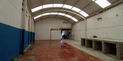 Tenemos bodega en arriendo Rionegro, vereda La Playa  , 180 mts2, a borde de la autopista Medellin - Bogota,  en todo el retorno sector  La Playa,  cuenta con espacio independiente para oficinas, con baño privado, en bodega baño de uso general, tragaluces en cupulas, con altura de 6 mts, incluye transformador trifasico de 45 kv independiente, posibilidad de modificaciones segun necesidades de la empresa, excelente oportunidad en todo el corazon del oriente antioqueño