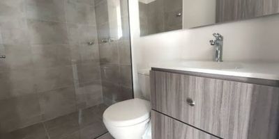 Apartamento para arriendo en viviendas del sur, Itagí. cuenta con 64 m distribuidos en salón-comedor, cocina integral abierta con gas de red, tres alcobas, dos baños, balcón, pisos en cerámica y un garaje sencillo con cuarto útil. está ubicado en una unidad cerrada con portería las 24 horas y acceso a diferentes zonas comunes, tales como ascensores, piscina, salón social, turco, sauna, sala de juegos, gimnasio y zonas verdes. Código de Abad faciolince APA8786. Asesor Alexander Vanegas 3127571291.