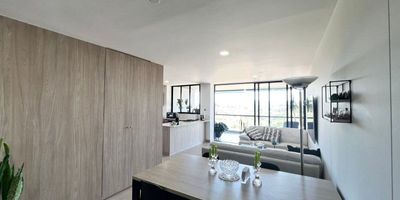 Codigo 27424. ? Apartamento en venta ubicado en Rionegro sector San JoaquinVive en una de las zonas de mayor valorización y desarrollo del oriente antioqueño. Se vende hermoso apartamento esquinero, ubicado en unidad cerrada en el sector San Joaquín – Los Colegios, Rionegro. Un lugar tranquilo, con excelente ubicación, rodeado de naturaleza y con fácil acceso a colegios, universidades, centros comerciales, supermercados y clínicas.Características del apartamento:	•	Área construida: 95 m²	•	3 habitaciones	•	2 baños	•	Terraza amplia y privada	•	Cocina integral	•	Excelente iluminación natural	•	Amplios y cómodos espacios	•	Parqueadero doble lineal	•	Cuarto útil en el mismo piso del apartamentoZonas comunes de la unidad:La unidad ofrece una gran variedad de zonas comunes pensadas para el confort y la recreación de toda la familia.No dejes pasar la oportunidad de vivir o invertir en este excelente sector. ¡Contáctanos para agendar tu visita!